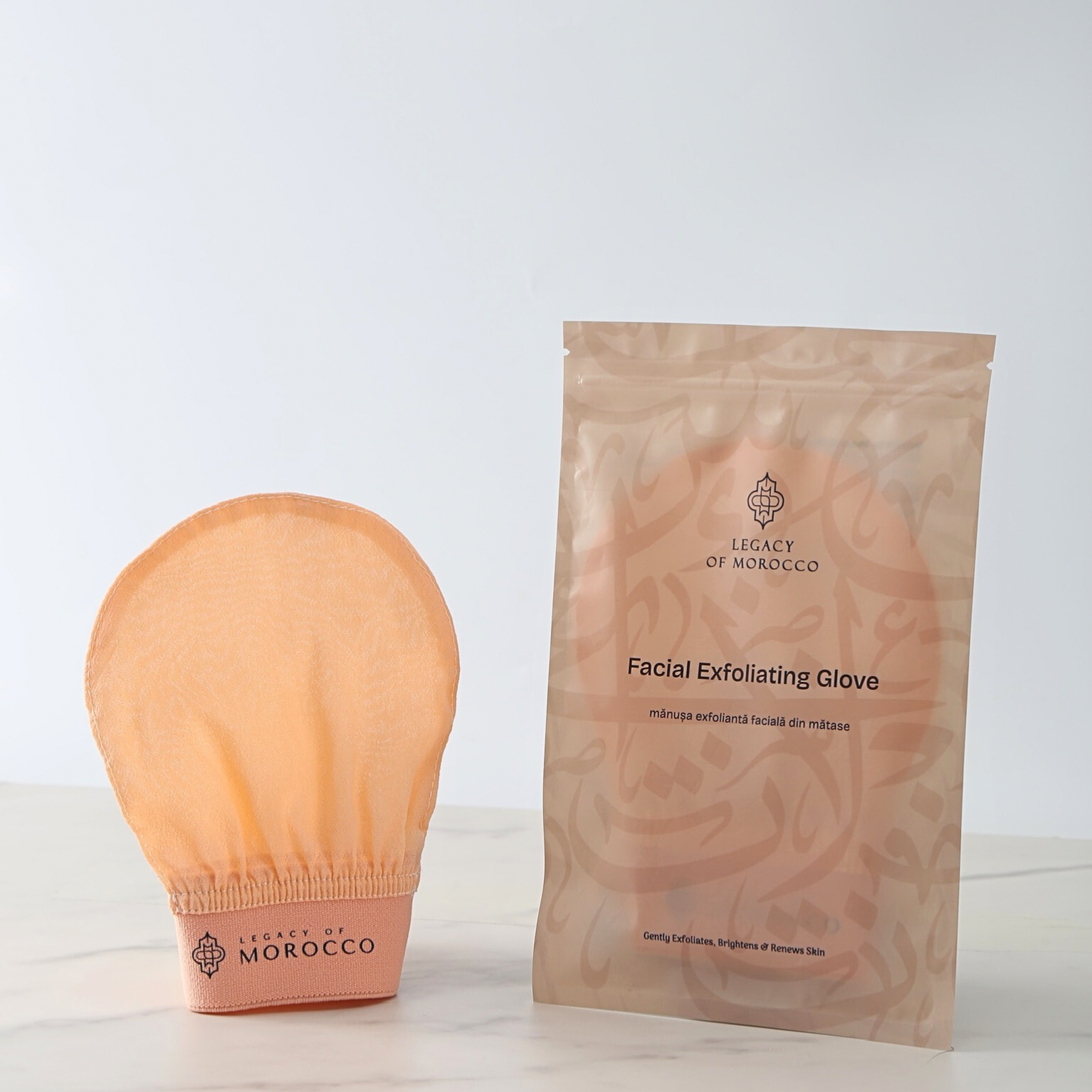 Facial exfoliating glove